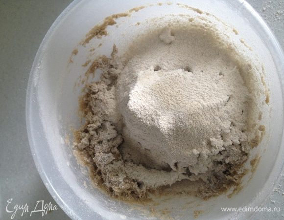 В банановую массу  всыпать ржаную муку через сито, разрыхлитель теста, сахар. Замешать крутое тесто. Можно при этом добавить воды комнатной температуры, чтобы теста получилось больше и оно было эластичное. Также для эластичности я добавила 2 ч л оливкового масла.
Я делила банановую массу на 2 части и готовила со ржаной и рисовой мукой. 
На рисовой муке получается помягче печенье, на ржаной - хрустящее.