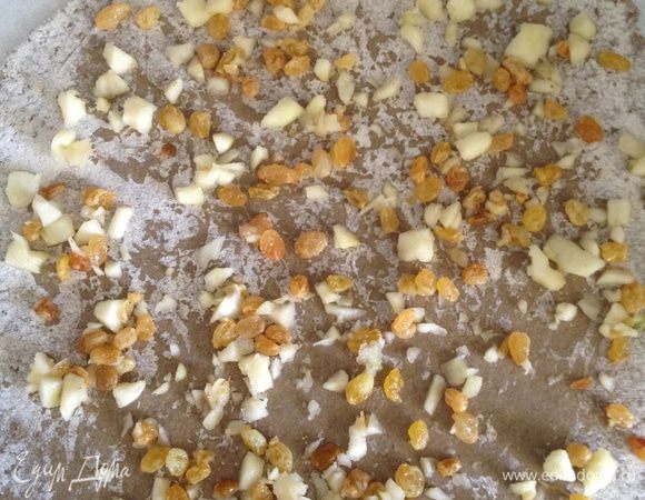 Раскатать тонко тесто, посыпая все той же ржаной мукой, выложить измельченные яблоки и изюм.