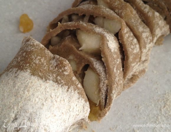 Закатать тесто с начинкой в колбаску и нарезать ее на колечки толщиной примерно 1 см.