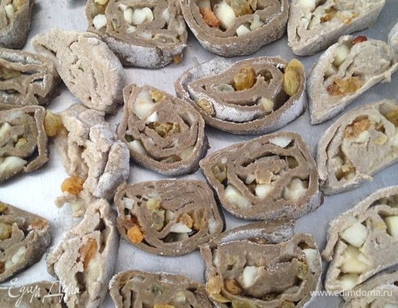 Выложить наши печенюшки на противень, предварительно смазав его маслом растительным. Можно и на пекарскую бумагу или силиконовый коврик (кто что предпочитает). 
Посыпать печенье сахаром.