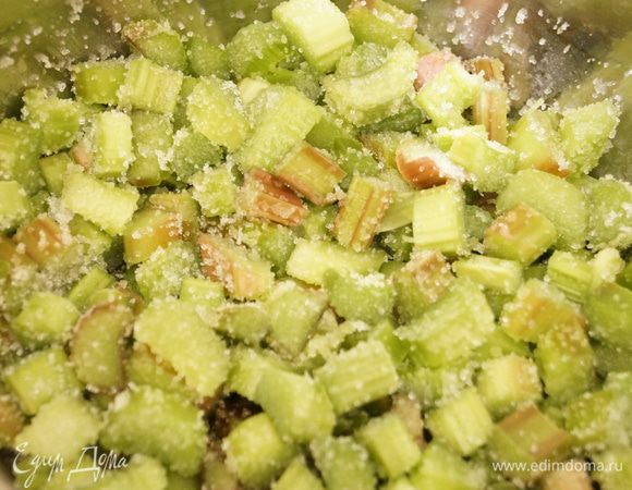 Ревень нарезать небольшими квадратиками, сложить в кастрюлю, добавить апельсиновый сок и сахар. Поставить на огонь и тушить примерно на 10 минут.