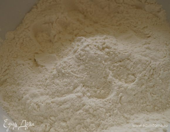 Для булочек: Смешать муку с разрыхлителем и солью