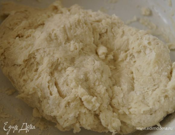 Постепенно подливая йогурт, замесить эластичное тесто