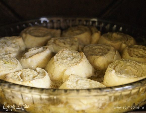 Поставить пирог в разогретую до 200 градусов духовку на 20-25 минут.