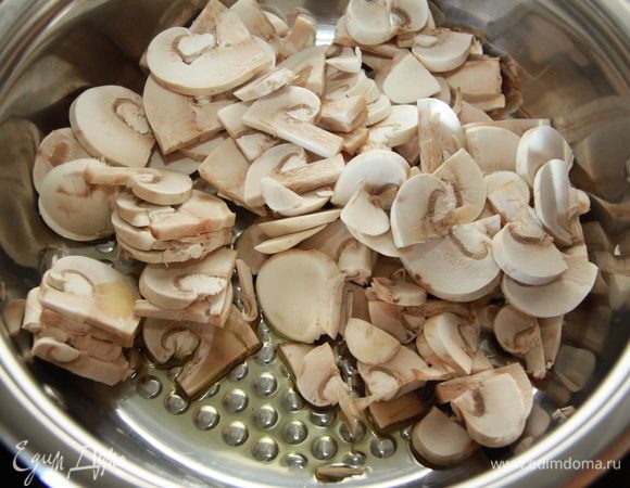 Грибы порезать пластинками, обжарить в масле примерно 5 минут. 
