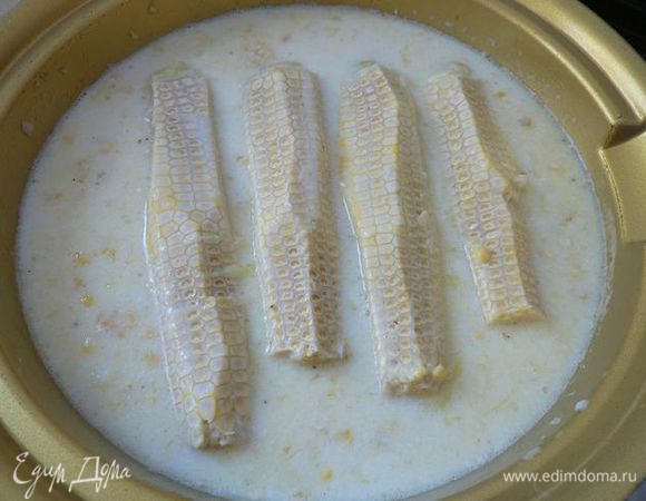 С початков срезать зерна. Добавить кукурузу и картошку в сковороду, приправить солью и перцем. Добавить молоко и 1 стакан воды. Сюда же отправить и сами початки. 
