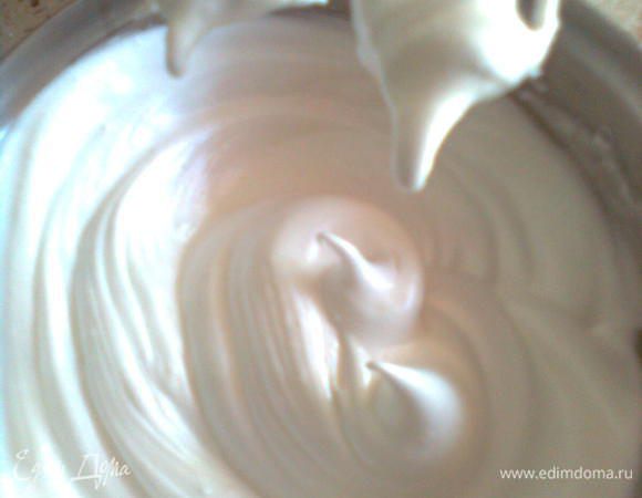 •	Яйца разделить на желтки и белки. Сначала взбить белки со щепоткой соли до крепкой пены, постепенно добавляя половину сахара.