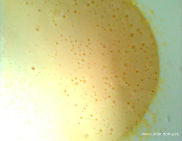 •	В другой емкости взбить желтки со второй половиной сахара до кремообразного состояния.