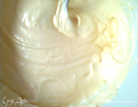 Повторить операцию, добавив в основу вторую часть белков, разрыхлитель и 2 ст. л. муки. Получится тесто, похожее по консистенции на хорошо взбитые белки.