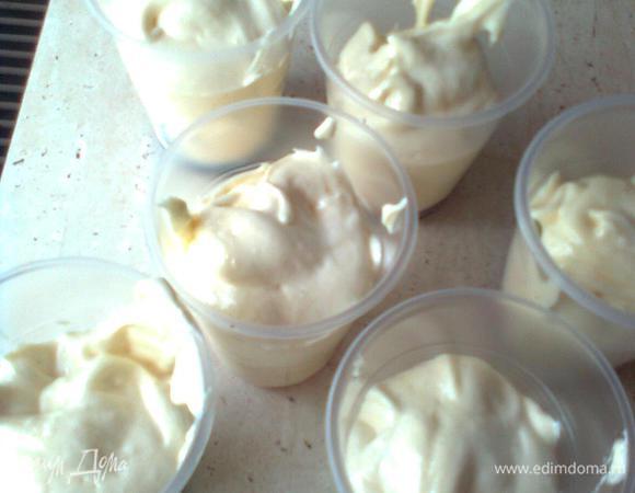 •	Разложить в них поровну тесто и тщательно перемешать.