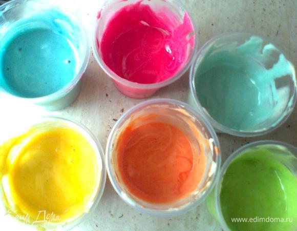 •	Получится вот такая палитра. Кстати, потом я поняла, что лучше краситель наливать сверху - так лучше и однороднее покрасится тесто.