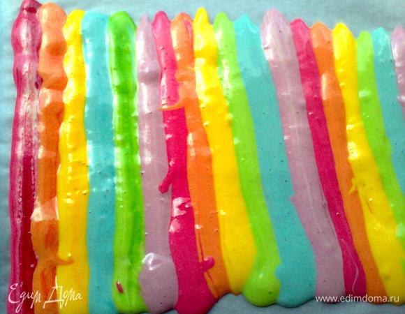 •	Далее я начала действовать, как рассказывала шеф-повар – в донышках стаканчиков надо было сделать прорези и через них выливать тесто полосочками на пергамент.
Но, промучившись с вырезанием, а потом с сохранением теста, чтобы оно не разливалось через края и дырочки, я решила действовать по-своему и просто аккуратно наливала полосочки через край… Результат был такой же, как и у шефа.
