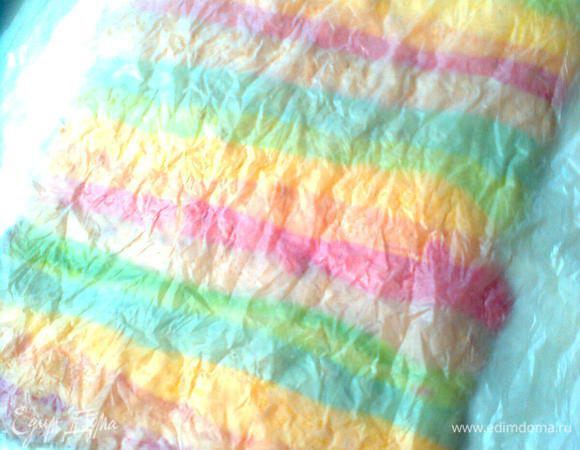 ...и накрыть мокрым листом пергамента минут на 7-10. Благодаря этой операции тесто легко отошло от пергамента, на котором выпекалось, и свернулось в рулет. В таком состоянии надо его слегка охладить.