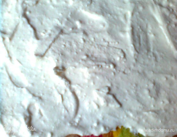 •	Пока основа охлаждается, можно сделать крем: взбить маскарпоне с сахарной пудрой и добавить взбитые сливки. Развернуть остывший рулет и нанести на него крем. 