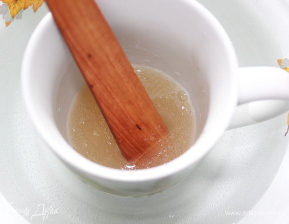 Затем нагреть до растворения желатина, постоянно помешивая (не кипятить!!!). Имейте в виду, что не только сам желатин, но и жидкость, в которой желатин растворен, кипятить нельзя, так как застывшее желе может приобрести привкус клея.