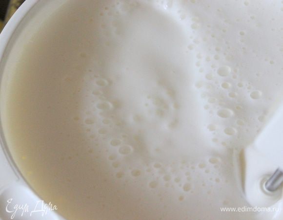 Взбить молочно-желатиновую смесь миксером. Взбивать довольно долго -15 минут.  