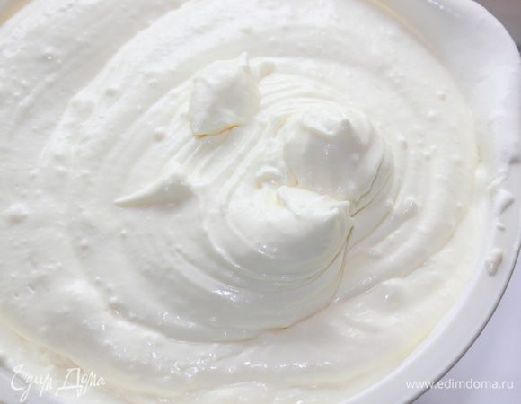 Достать охлажденную молочную смесь из холодильника. За это время смесь должна полностью остыть. Если она немного опала, то есть сверху пена, а внизу молоко, то ничего страшного (в морозилке желатин сделает свою работу). Соединить молочную смесь с кремом. Убрать в морозилку на 1 час. Через час смесь хорошо схватиться и будет похожа на молочный холодец, который надо ещё раз взбить миксером и соединить со взбитыми сливками 35% жирности. 