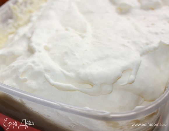 Готовую смесь перелить из кастрюли в пластиковый контейнер, накрыть крышкой (или пищевой пленкой) и поставить в морозилку примерно на 6 часов (+/-). 