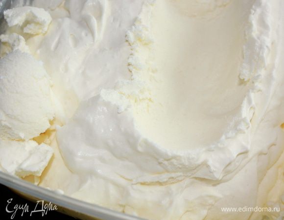 Если будете готовить в бумажных стаканчиках, то времени для застывания уйдет меньше. Проверяйте заглядывая в морозилку через 3-4 часа.  