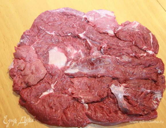 Телятину разрезать и отбить до получения большого пласта. 