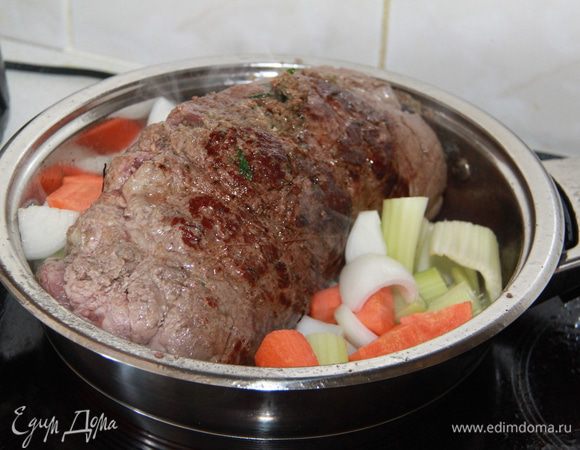 Обжарить рулет до румяной корочки. Нарезать лук, сельдерей и морковь крупными кусками и добавить овощи в кастрюлю, обжарить.