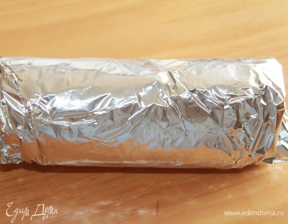 Завернуть рулет в 3 слоя фольги. 