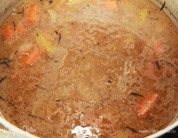 Приготовить соус к рулету. Овощи с пивным соусом взбить блендером. Для загущения можно добавить 1 ст.л. муки (я не добавляла). 