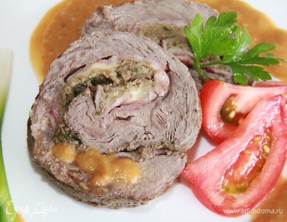 Подавать мясо теплым, с соусом и свежими овощами.