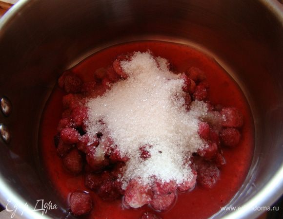 Для начала сварим ягодное пюре. Соединим все ингредиенты в ковше с толстым дном, доведем смесь до кипения, проварим 3-4 минутки, отставим с огня