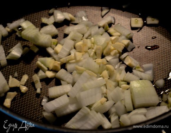 Разогреть духовку до 200 гр.
На большой сковороде разогреть оливковое масло. Добавить лук и чеснок и готовить примерно 5 мин.помешивая.
