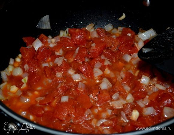 Добавить порезанные томаты, если у  вас свежие помидоры, готовим примерно 5-10 мин. Готовые томаты быстрее.