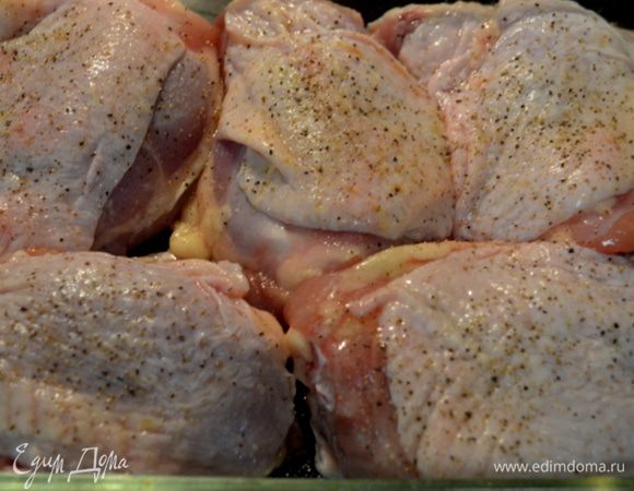 Куриные части посолить и поперчить по вкусу.