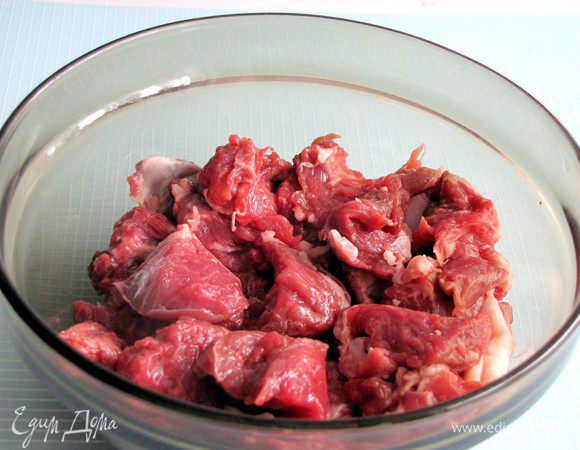 Баранину нарезать порционными кусочками среднего размера.