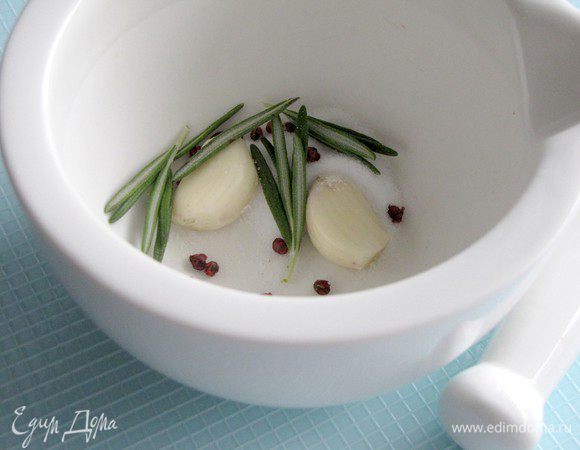 Пару зубчиков чеснока,1 ч. л. соли, несколько "иголочек" розмарина и 10-12 горошин розового перца размять в ступке в кашицу.
