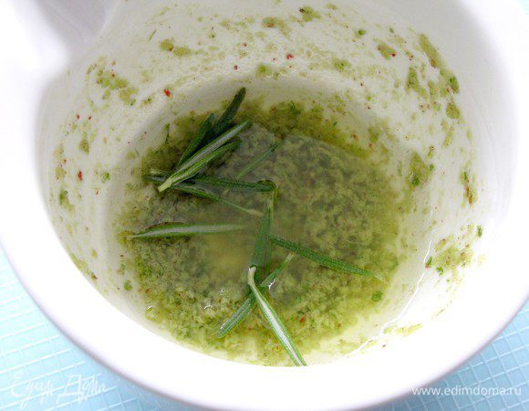 Добавить 3-4 ст. л. оливкового масла, перемешать.