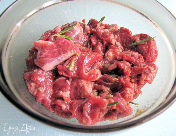 Вылить подготовленный маринад к мясу. Из половины лимона выжать сок и добавить его к мясу. Перемешать, оставить мариноваться на пару часов. Можно оставить в холодильнике на ночь.