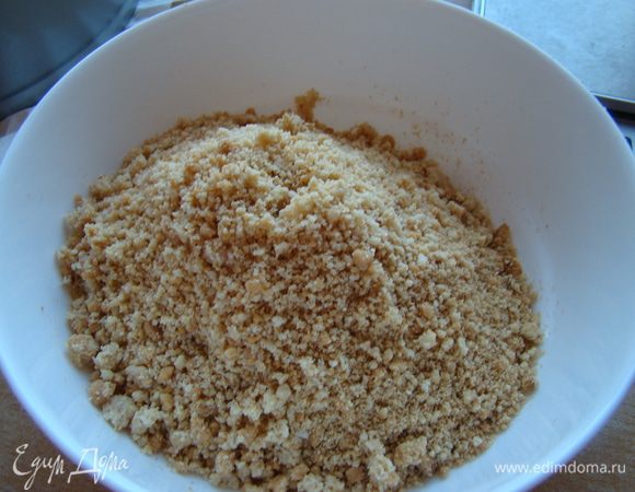 Перетираем в крошку печенье, соединяем с растопленным маслом, солью и орехами
