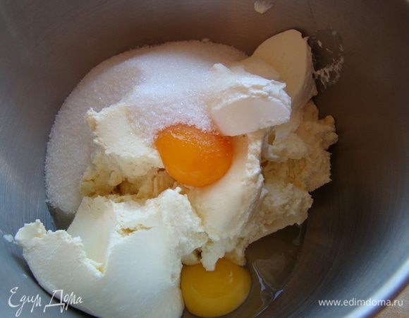 В чаше комбайна соединяем все (кроме муки и ежевики) для начинки - хорошо перемешиваем на средних оборотах