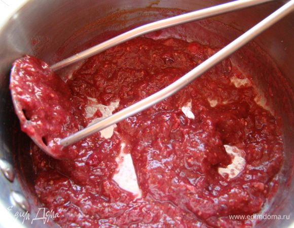 Остывшие ягоды помять картофелемялкой или ступкой