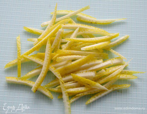 С использованной половины лимона снять цедру, нарезать ее полосками. Она нам пригодится позже.