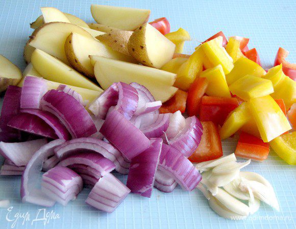 Подготовить овощи. перец, лук и картофель произвольно нарезать на кусочки среднего размера. Чеснок на лепестки.