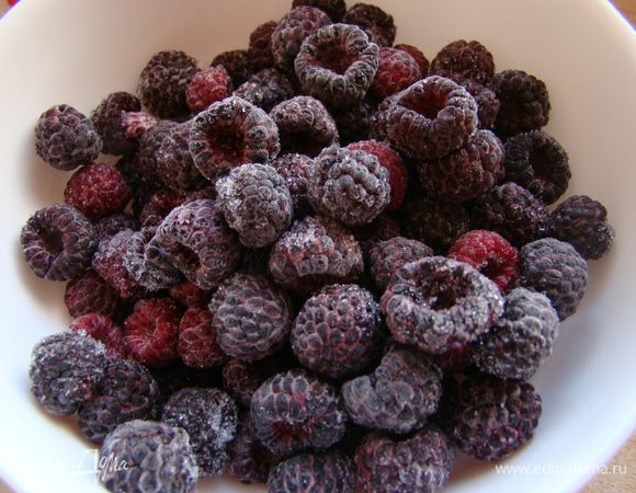 Ягоды пересыпаем мукой, вводим в сырную массу и аккуратно перемешиваем