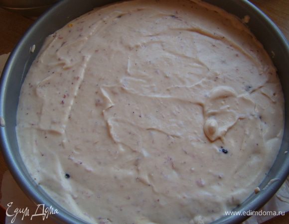 Стенки формы смазываем маслом, выливаем начинку на песочную основу, выпекаем 1 ч. 30 мин. - 1 ч. 50 мин. при 155"С