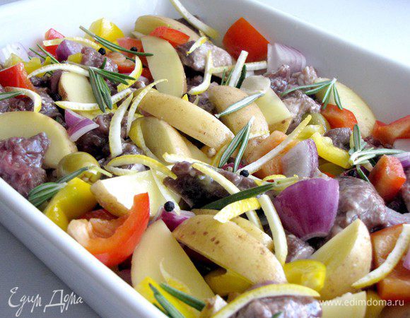 Сверху посыпать лепестками чеснока, розовым перцем, лимонной цедрой, веточками розмарина.