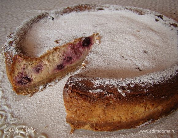 Пирог необходимо остудить, достать из формы, дать ему 2-4 часа "устаканиться", посыпать пудрой  и украсить ягодами. Приятного аппетита!