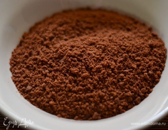 Разогреть духовку до 180°C. Измельчить шоколадное печенье в блендере до мелкой крошки.