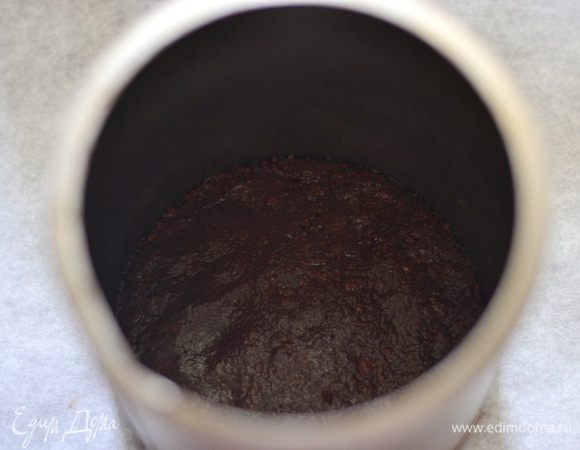 Распределить массу по дну сервировочного кольца, выпекать 10–15 минут.