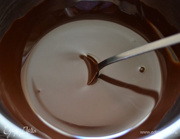 Растопить шоколад на водяной бане, остудить.