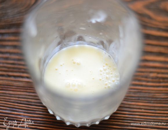 Желатин замочить в холодной воде. Подогреть 30 мл сливок, добавить желатин. Перемешать до полного растворения желатина, процедить через марлю.