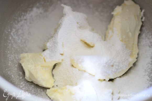 Взбить сливочный сыр с сахарной пудрой, туда же добавить.